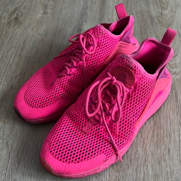 Nike Shoes - Hot pink Nike huaraches US size 9 1/2 women